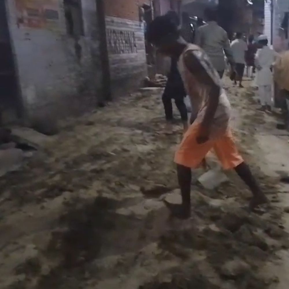 उन्नाव में सड़क खुदाई के बाद काम अधूरा:लोगों ने खुद बनाया रास्ता, नगर पालिका पर लापरवाही का आरोप