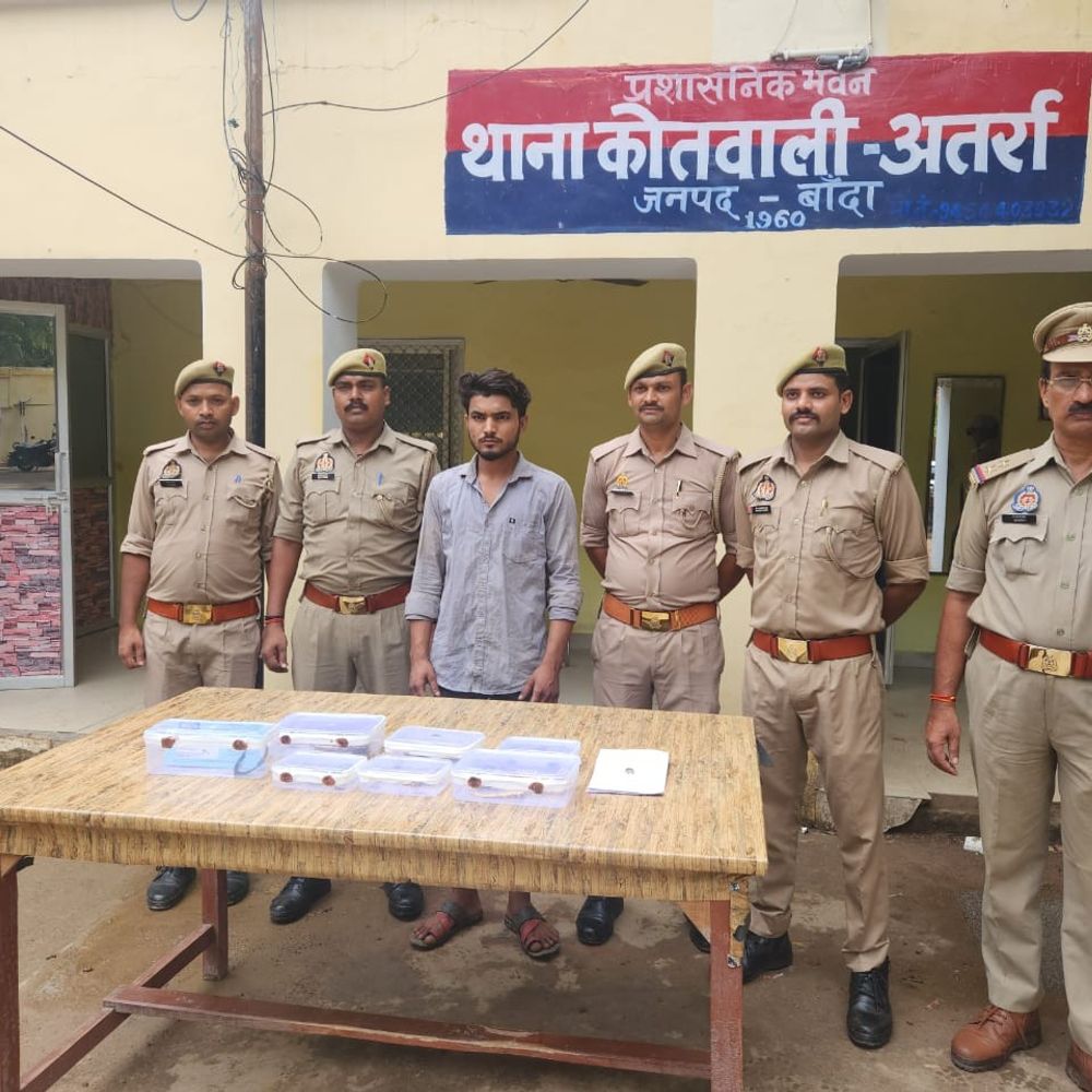 बांदा में चोरी का आरोपी 24 घंटे में गिरफ्तार:58 हजार रुपए और जेवरात के साथ अवैध तमंचा बरामद