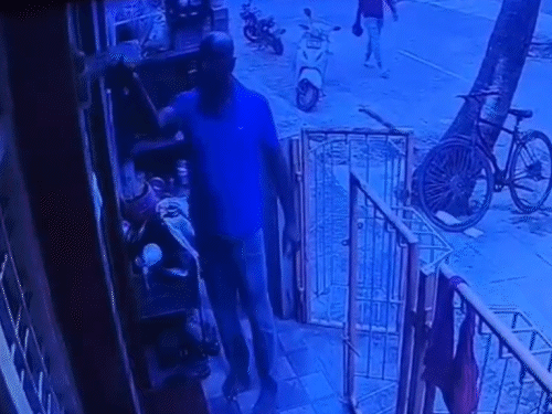 बेंगलुरु में शख्स ने रिश्तेदार के घर आग लगाई... VIDEO:उधार के 5 लाख रुपए मांगने से नाराज था; आरोपी पर FIR दर्ज