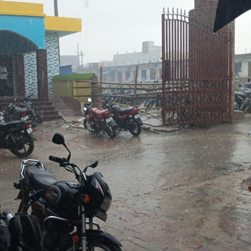 झमाझम बारिश से जलमग्न हुईं सड़कें:तापमान 33 डिग्री तक पहुंचा, आने-जाने में लोगों को हुई परेशानी