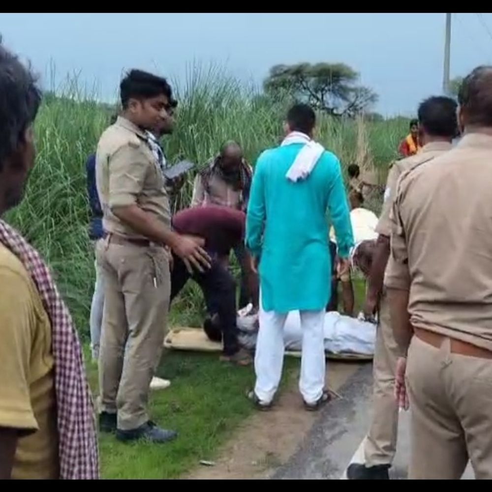 बांदा में भैंसों से टकराई बाइक:अधेड़ उम्र के व्यक्ति की मौत, एक घायल; एंबुलेंस 2 घंटे बाद पहुंची