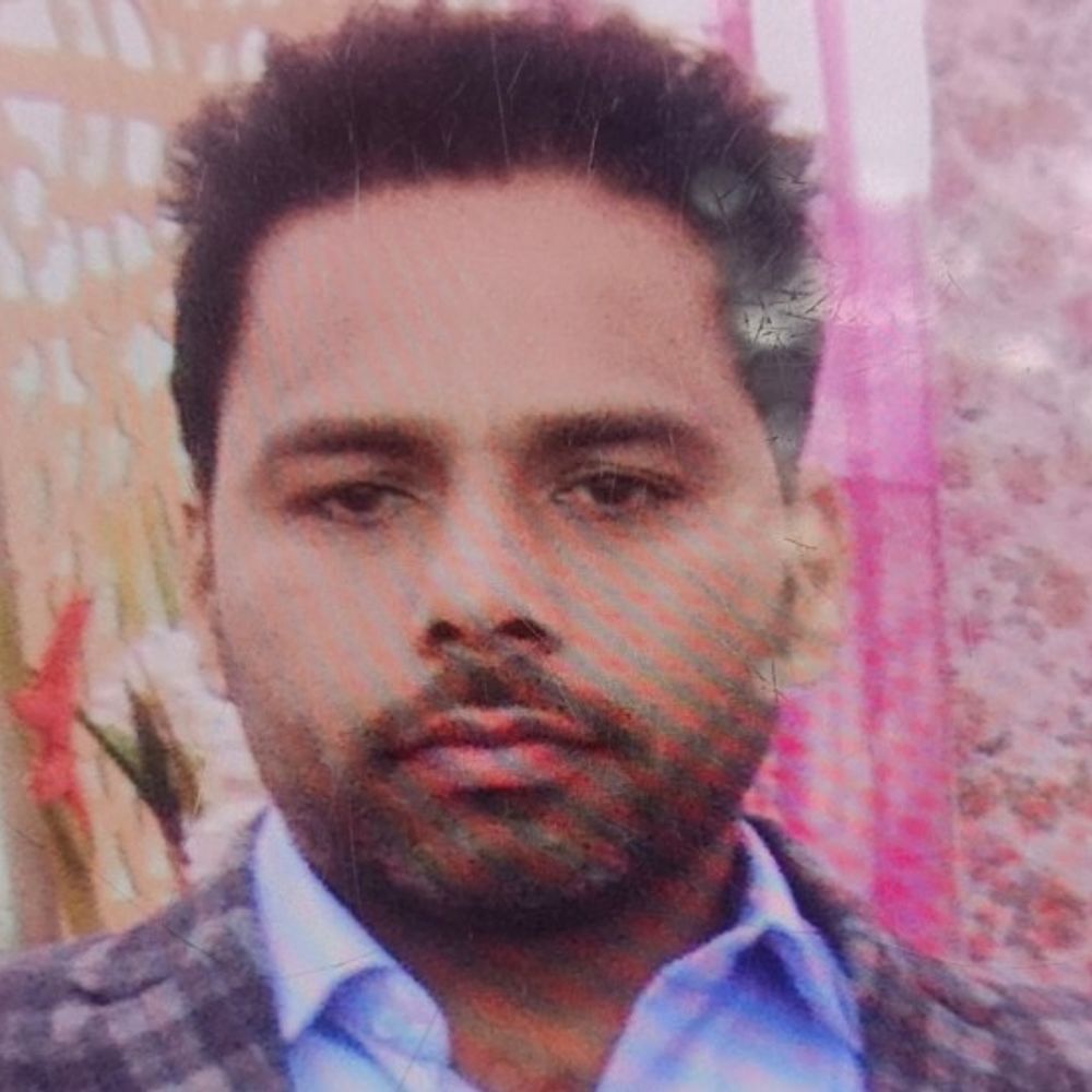 हाइटेंशन लाइन की चपेट में आया किसान:शाहजहांपुर में आम तोड़ते समय करंट लगा, मौके पर ही मौत