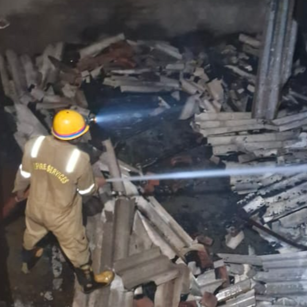 लखनऊ में नमकीन गोदाम में लगी आग:दमकल की तीन गाड़ियों ने आग पर पाया काबू, सारा सामान जलकर हुआ राख