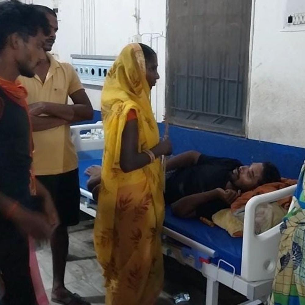 नवादा में ताड़ के पेड़ से गिरा युवक:40 फीट ऊंचाई से गिरने से टूटा हाथ और सीने में लगी चोट, अस्पताल में भर्ती