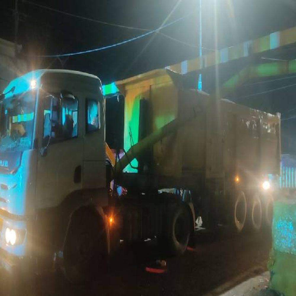 भिंड में बैरिकेड्स तोड़ घुसा ट्रक:नपा की लापरवाही से हादसा, साइन बोर्ड नहीं लगाए; कई जगह यही हाल