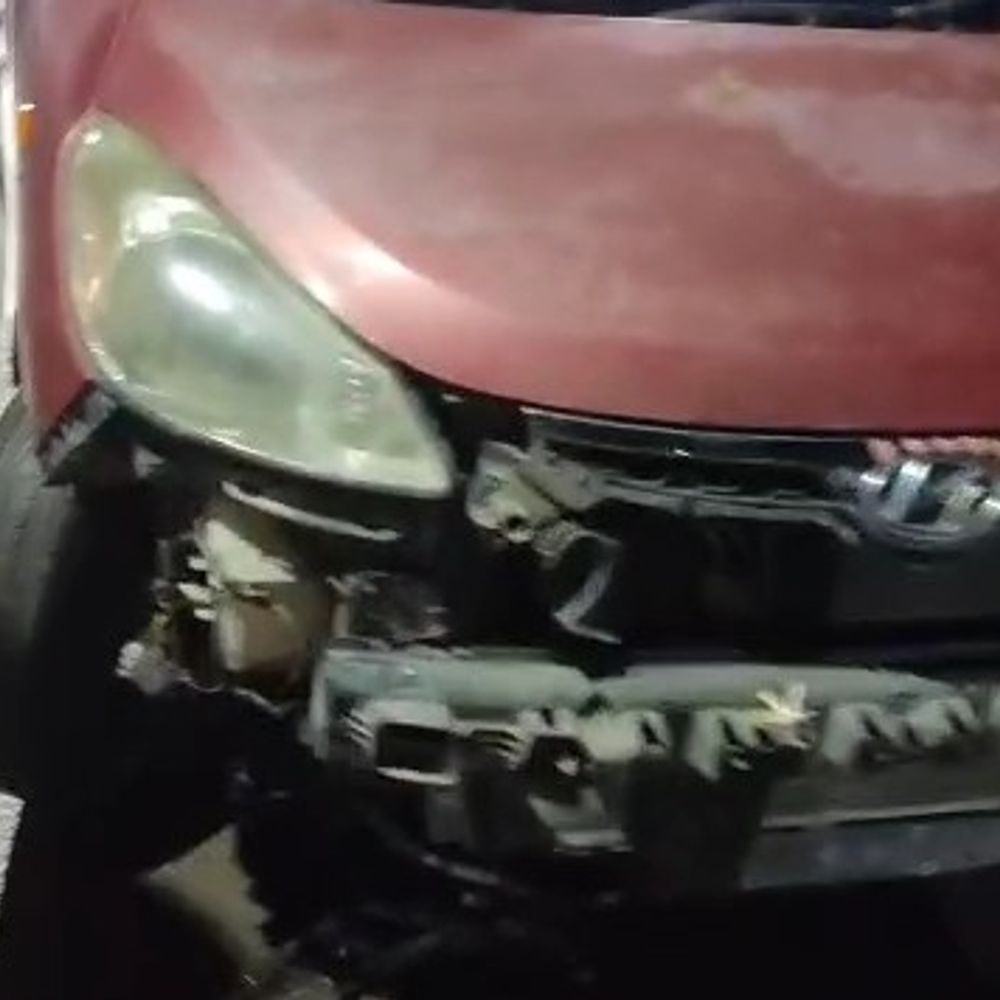 एक ही दिन में तीन गाड़ियां डिवाइडर से टकराई:टूटा बिजली का पोल नहीं हुआ ठीक; रायसेन के भारत माता चौराहे पर हुआ हादसा