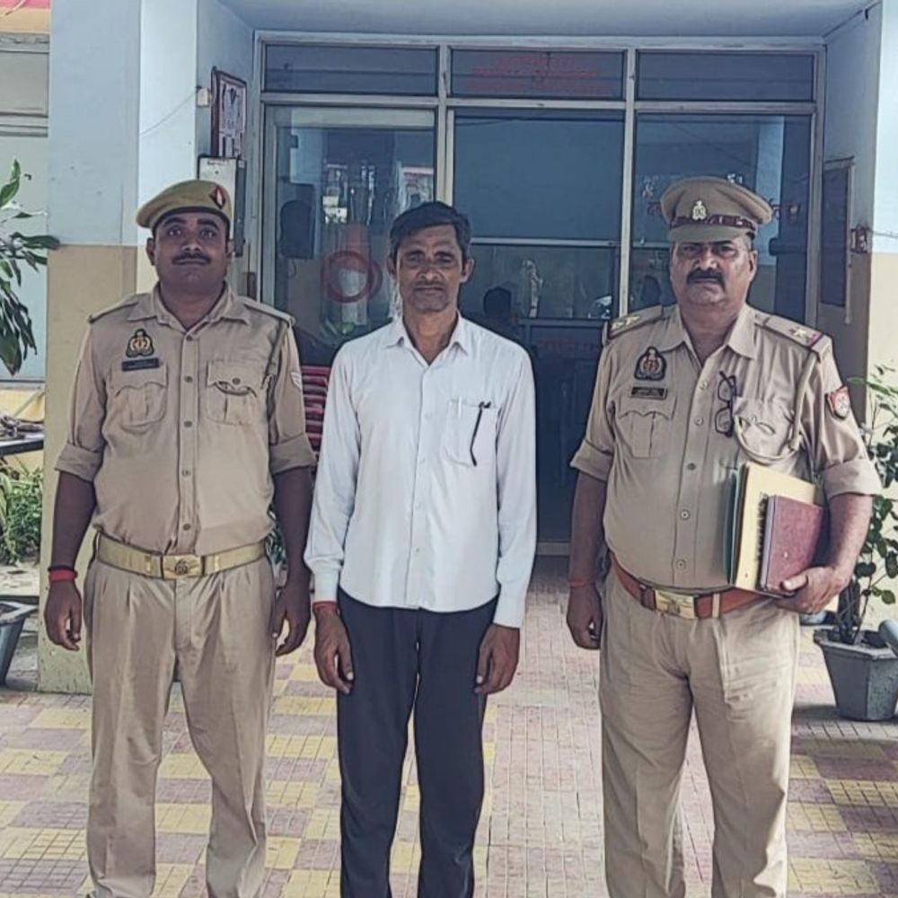 एलआईसी के नाम पर 70 लाख की ठगी:सोनभद्र में फर्जी पॉलिसी बांड देकर धोखाधड़ी, आरोपी गिरफ्तार