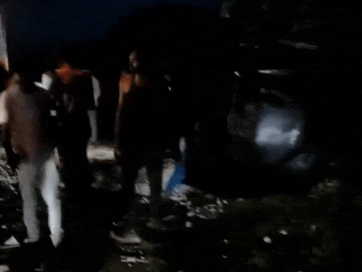 नीमच-मनासा रोड पर बस और पिकअप की टक्कर, दो घायल:एक को सिर में लगा कांच, जिला अस्पताल रेफर; लहसुन से भरी पिकअप पलटी