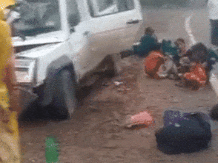 टेम्पो ट्रैक्स पेड़ से टकराया, 3 महिलाओं की मौत:शहडोल में 4 की हालत गंभीर; ड्राइवर के अलावा सभी महिलाएं और बच्चे सवार थे