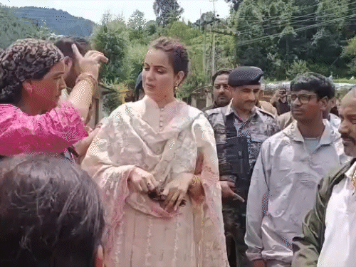 कंगना रनोट से महिला बोली-फोटो खिंचाने आई हो क्या:BJP सांसद ने कहा- सब कंगना-कंगना बोलते हैं; बाढ़ प्रभावित एरिया में पहुंची थीं