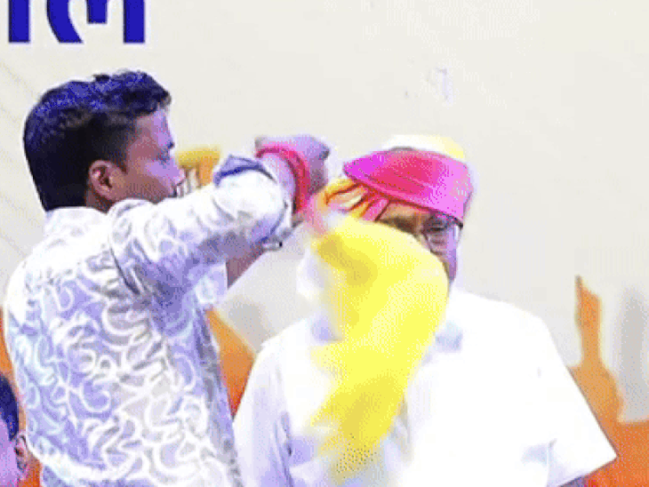 इंदौर में पहला दौरा, मंच पर असहज हुए खंडेलवाल:विजयवर्गीय ने दी 'गणेश जी की कसम'; बोले– आप प्रदेश अध्यक्ष हैं, मेरे पैर मत छूना