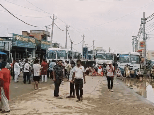 रोहतक में लोगों ने लगाया जाम:4 घंटे फंसे रहे वाहन, एसडीओ के आश्वासन के बाद हटे लोग