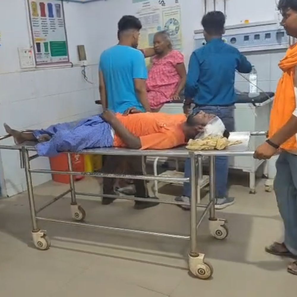 चाचा ने भतीजा सहित परिवार को पीटा; 3 घायल:पीड़ित बोला-जमीन विवाद को लेकर की मारपीट, एक की हालत गंभीर