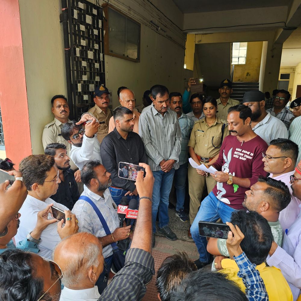 पत्रकारों ने सुरक्षा कानून बनाने समेत चार मांगें रखीं:प्रदर्शन में हुए हमले के बाद मीडियाकर्मियों में नाराजगी; SP को दिया सुरक्षा ज्ञापन