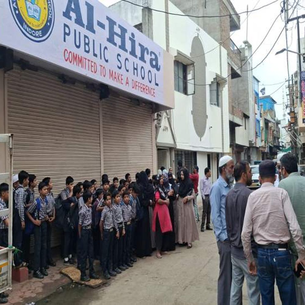 इंदौर में प्रॉपर्टी विवाद में स्कूल गेट पर जड़ा ताला:बच्चे खड़े रहे बाहर; प्रिंसिपल थाने गए, पुलिस ने कहा- सुबह आओ, फिर बोले- स्टाफ नहीं है