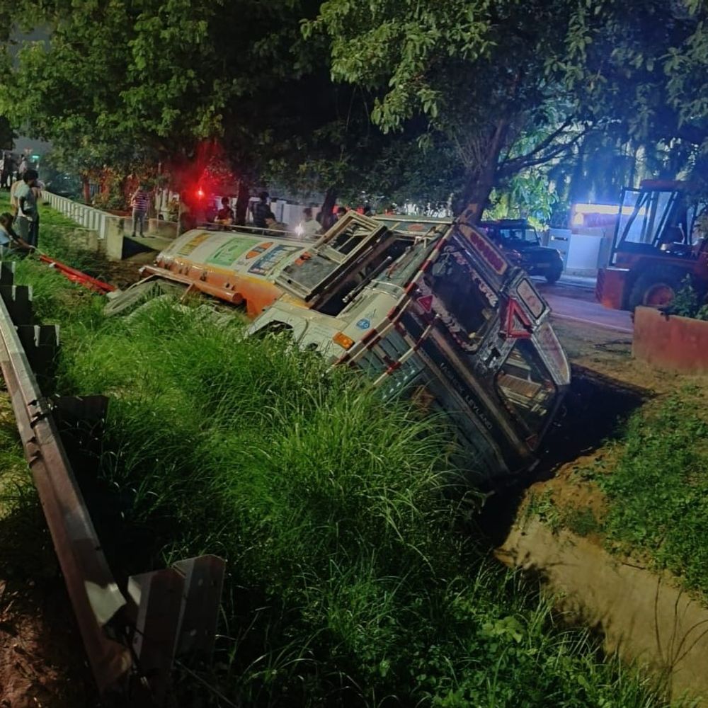 शहीद पथ पर पेट्रोल टैंकर नाले में पलटा:चालक बाल-बाल बचा, कैंटर क्रेन से बाहर निकाला गया