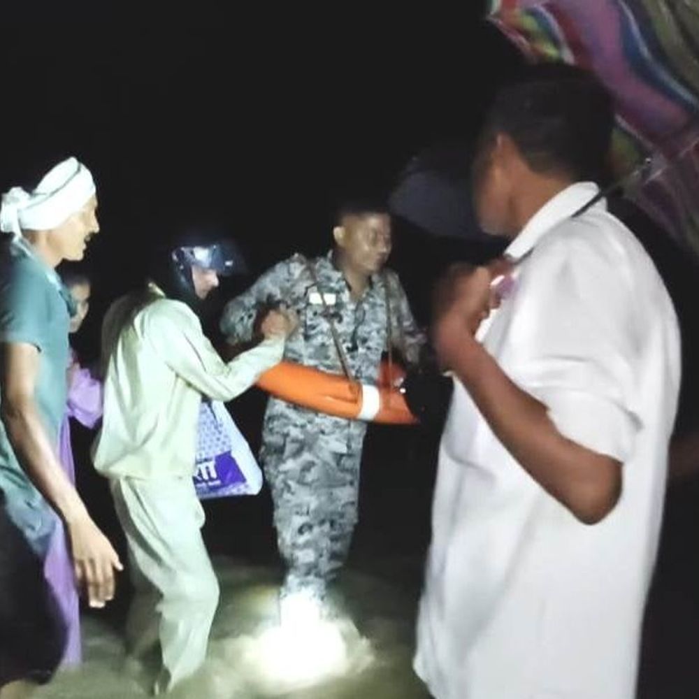 बालाघाट में बाढ़ के पानी में फंसे तीन लोग:सिंगोड़ी और लालपुर के बीच हुई घटना; देर रात रामपायली पुलिस ने निकाला