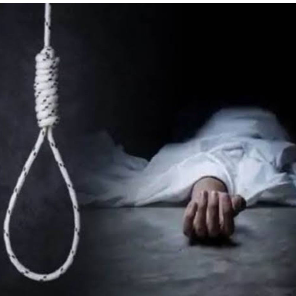लखनऊ में 70 साल की महिला ने की आत्महत्या:बरगद के पेड़ पर लटकता मिला शव, घर से 400 मीटर दूर लगाई फांसी