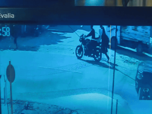 गोरखपुर में छात्रा से मोबाइल लूट:बाइक सवार बदमाश फरार, CCTV फुटेज से बदमाशों की पहचान में जुटी पुलिस