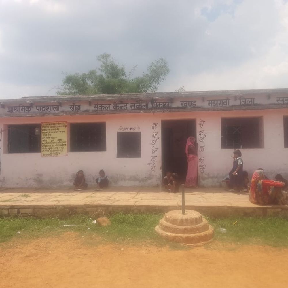 सतना में महिला शिक्षक तीन साल में तीसरी बार निलंबित:दो महीने से स्कूल नहीं आई; वाइटनर से मिटाकर लगाई हाजिरी, टीचर्स-ग्रामीणों ने की शिकायत