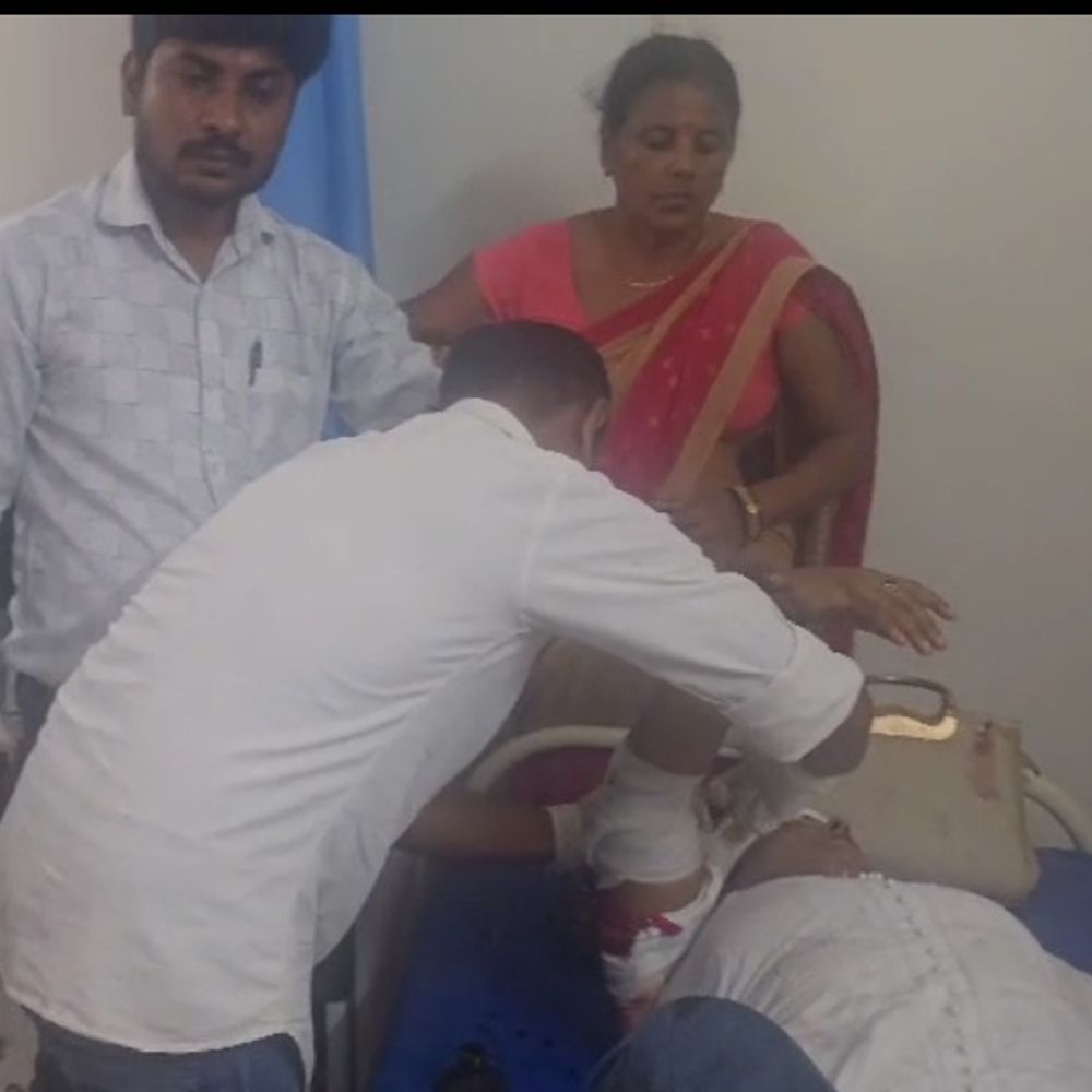 चलती ई-रिक्शा से महिला के कान की बाली छीनी:सीतामढ़ी में वारदात के बाद रिक्शा पलटा; दो लोग घायल