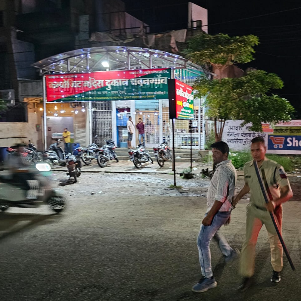 सड़क किनारे शराबखोरी पर पुलिस की सख्ती शुरू:नागपुर रोड पर देर रात दबिश, कई युवक हिरासत में; दुकानदारों को चेतावनी