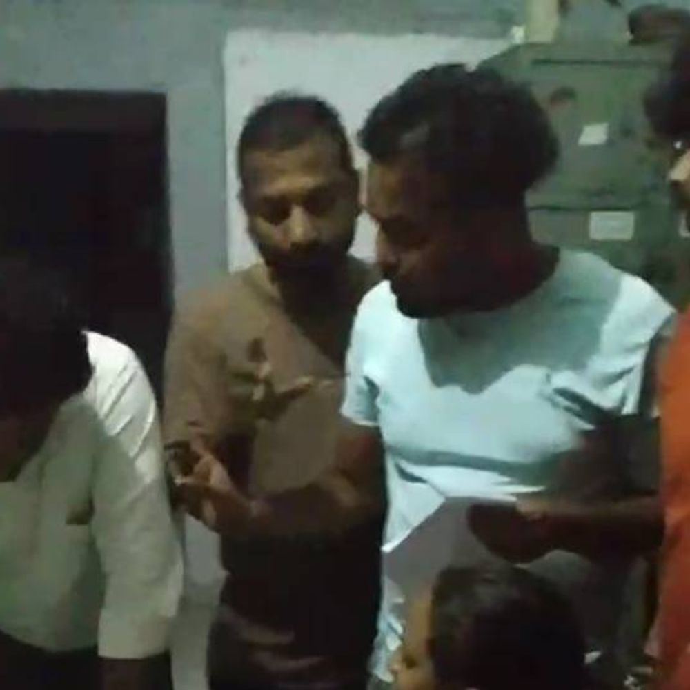 मेरठ में मनचले से परेशान किशोरी ने नस काटी:पड़ोसी युवक कर रहा था परेशान, मौके से सवा पेज का नोट मिला
