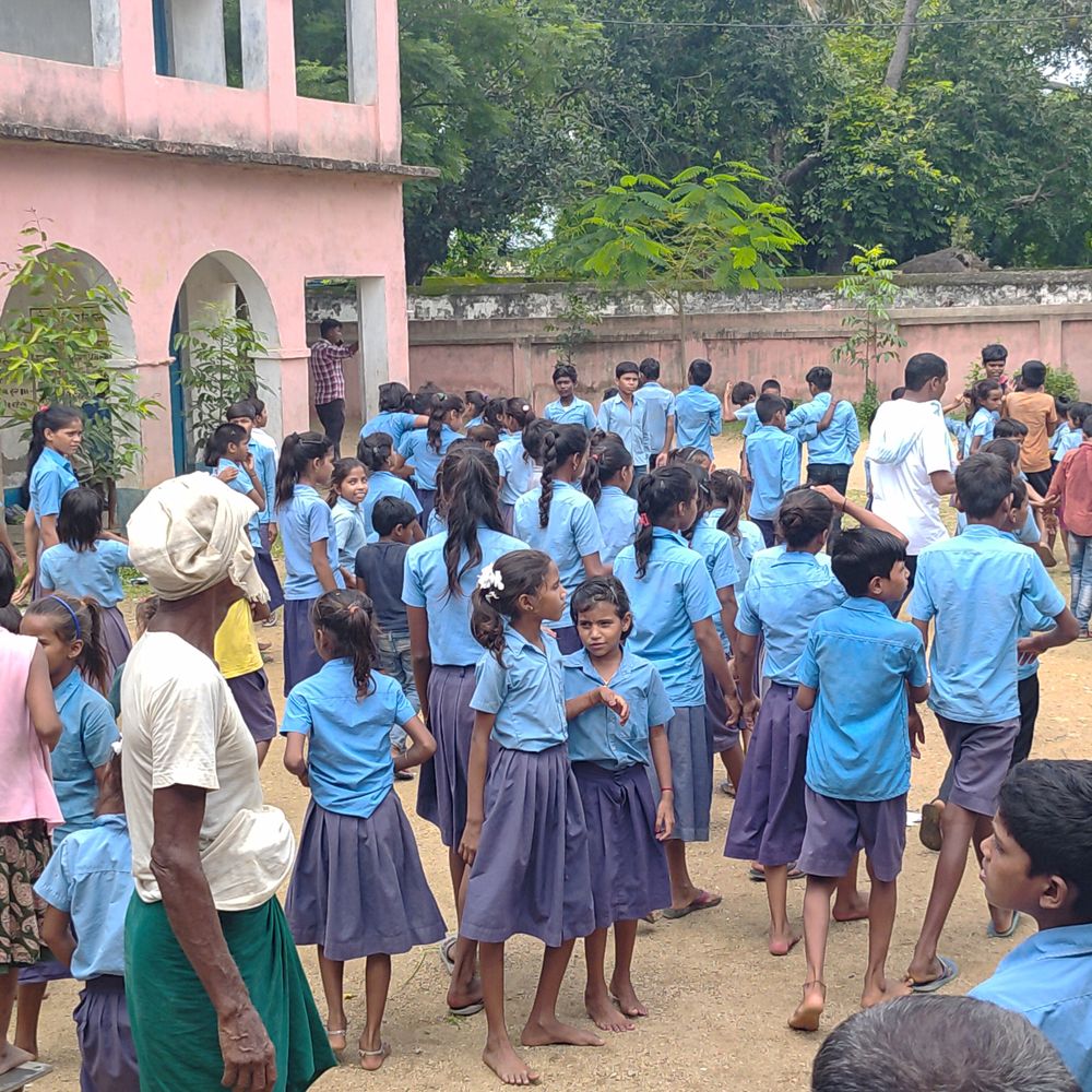स्कूल में लगाया ताला 5 दिनों से क्लास बंद:जमुई के उत्क्रमित विद्यालय मगही का मामला, टीचरों की कमी से नाराज ग्रामीण