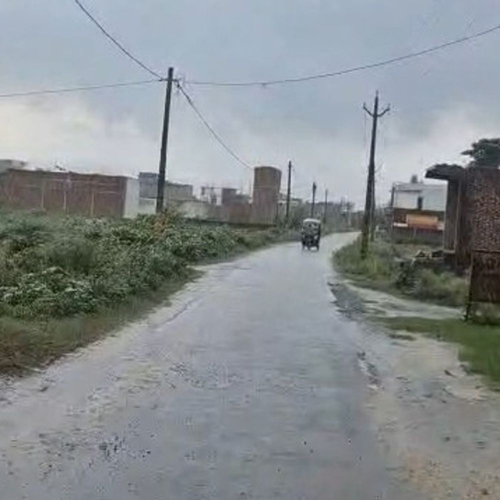 पीलीभीत में मूसलाधार बारिश:तापमान 6 डिग्री गिरा, किसानों को फायदा; निचले इलाकों में जलभराव