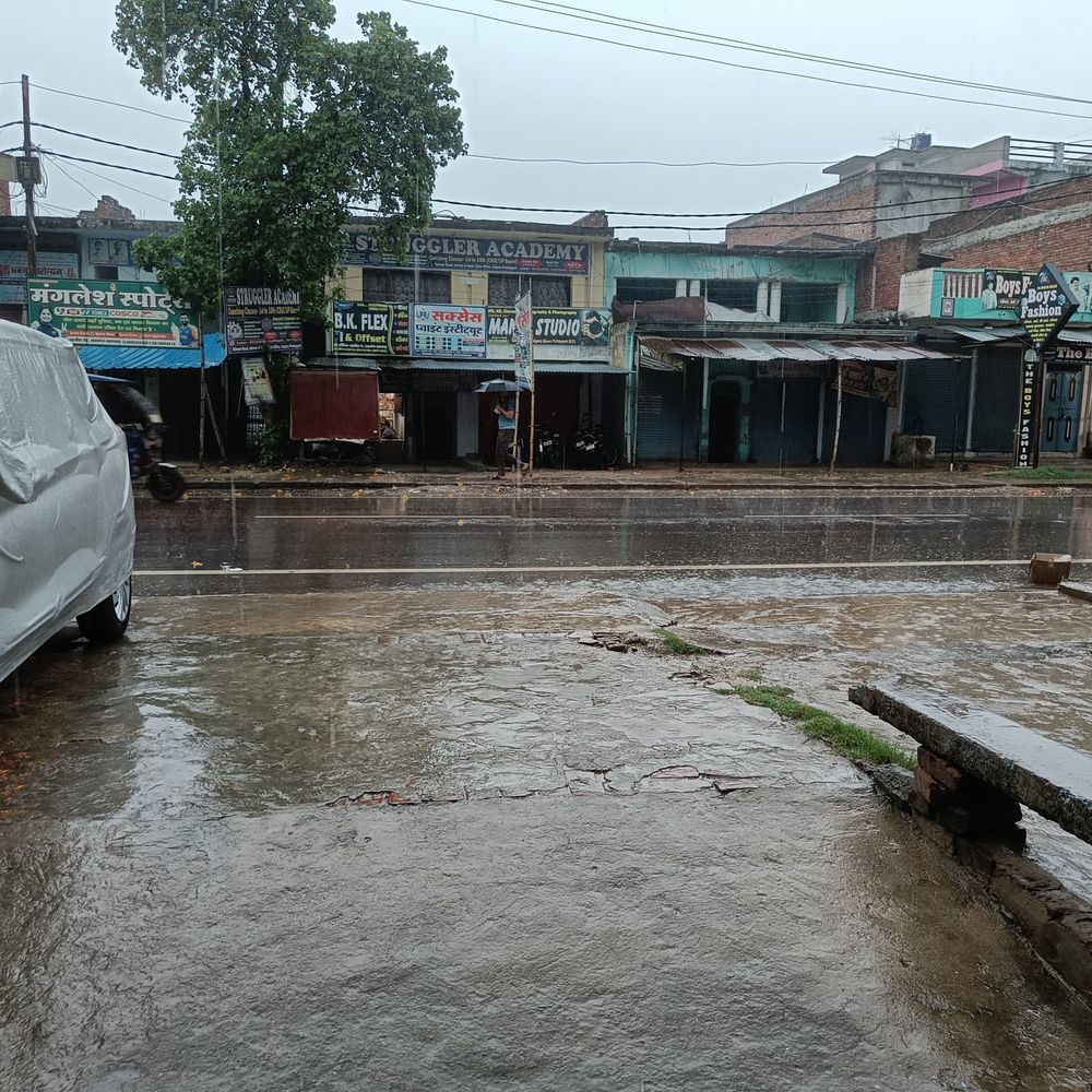 प्रतापगढ़ में बारिश से मौसम हुआ सुहाना:घने बादलों के साथ बारिश, तापमान 28 डिग्री तक गिरा