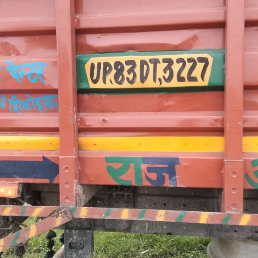 यमुना एक्सप्रेसवे पर खड़ी गाड़ी में टक्कर:मैक्स पिकअप चालक घायल, आगरा रेफर