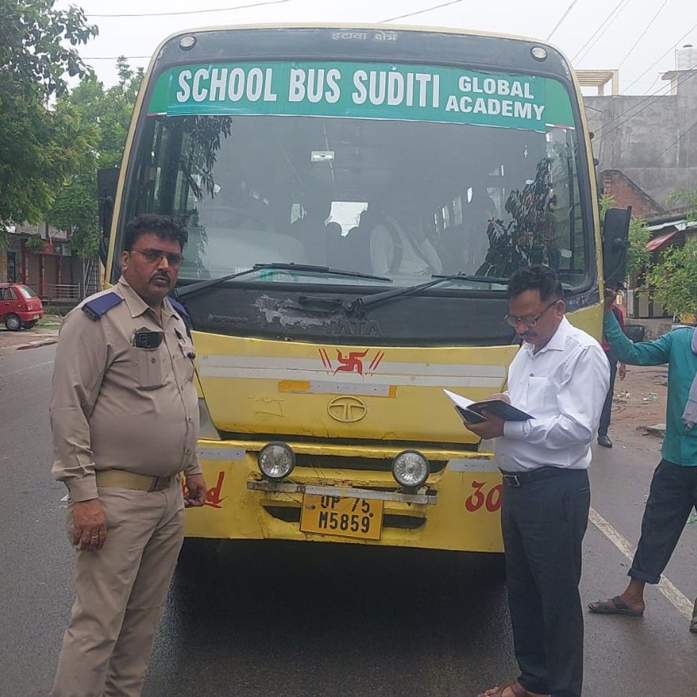 औरैया में स्कूल वाहनों की जांच:ARTO ने स्कूली बस समेत 4 वाहन सीज किए, 47 हजार रुपये जुर्माना वसूला
