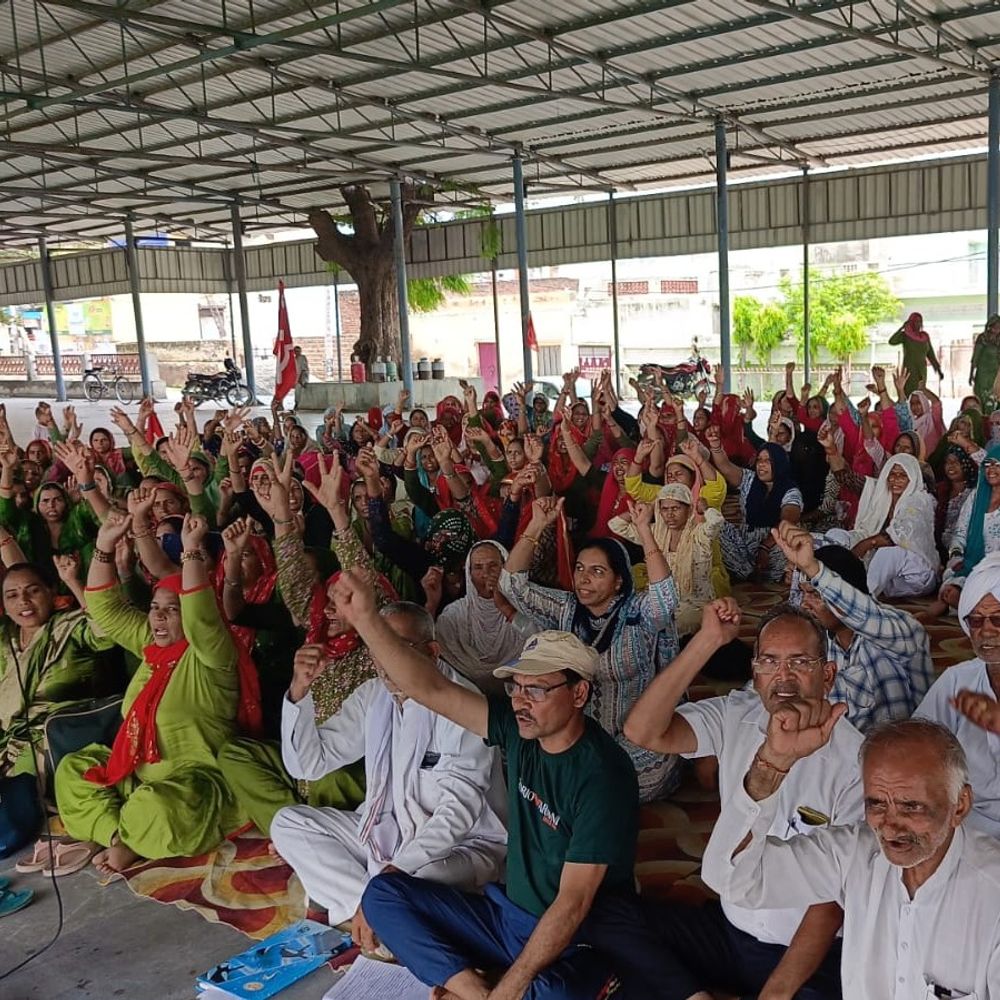 रोहतक में कर्मचारी संगठनों की हड़ताल:ऐतिहासिक चबूतरे पर धरना प्रदर्शन, किसान यूनियन ने भिवानी स्टैंड तक निकाला मार्च