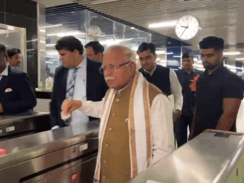 केंद्रीय मंत्री मनोहर लाल ने ली 'आम आदमी' की फीलिंग:टोकन खरीद मेट्रो में किया सफर, यात्रियों से फीडबैक लिया, साढ़े 9 साल हरियाणा CM रहे