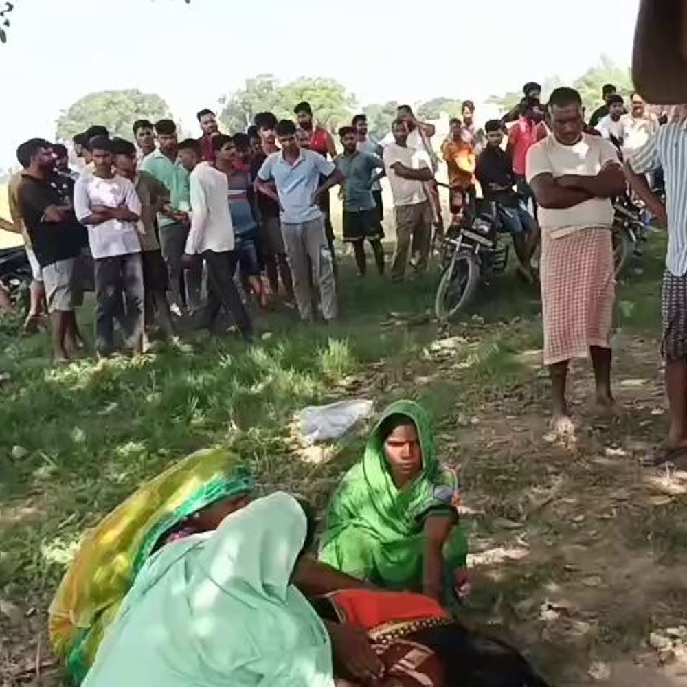 पत्नी से झगड़ा, घर से निकले युवक की मौत:देवरिया में पेड़ से लटकता मिला शव, पुलिस जांच में जुटी