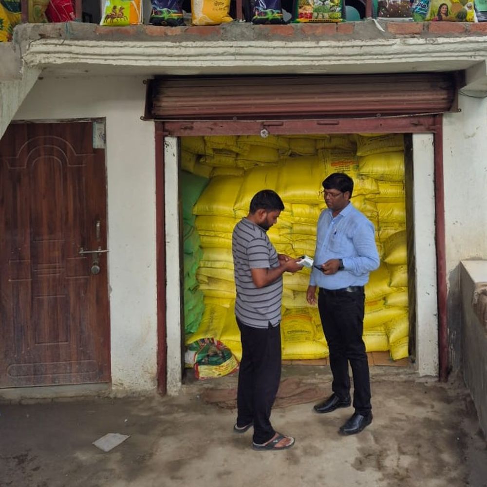 गाजीपुर में उर्वरक की जांच:दो दुकानें बंद मिलीं, 9 नमूने लिए; जिले में 27 हजार टन यूरिया उपलब्ध