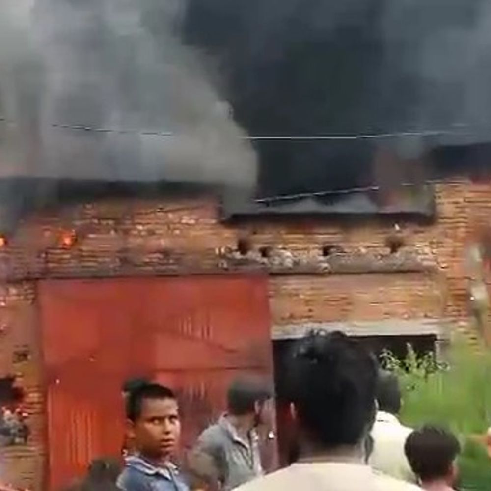 अमरोहा में कॉटन गोदाम में लगी आग:शॉर्ट सर्किट से लाखों का नुकसान, दमकल विभाग ने पाया काबू