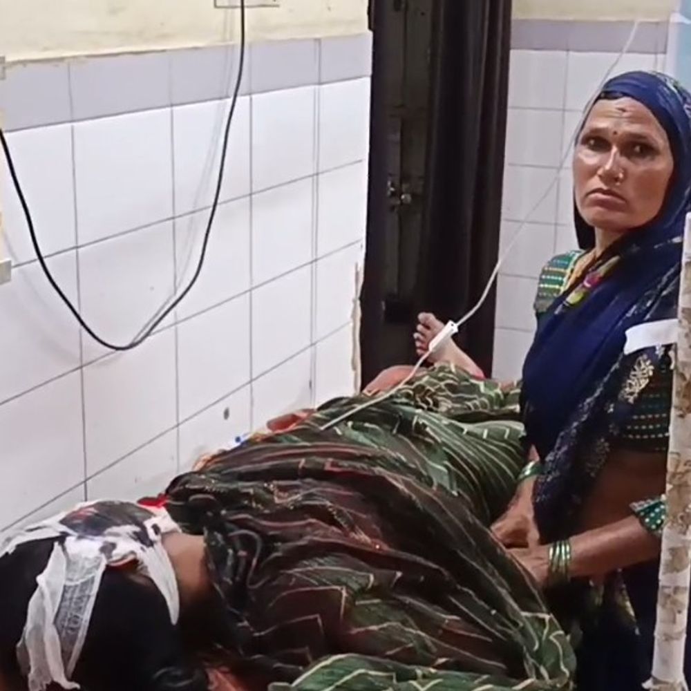 बच्चों के झगड़े में महिलाओं में मारपीट:एटा में दो पक्षों के बीच पथराव, तीन घायल; अस्पताल में भर्ती