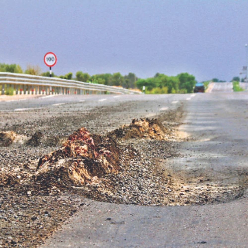 गड्ढों के कारण हो रहे हादसे:बीकानेर से हनुमानगढ़ के बीच 179 किमी में 300 से ज्यादा गड्‌ढे, 2000 से ज्यादा पैचवर्क, सर्विस रोड पर भी गहरे गड्‌ढे