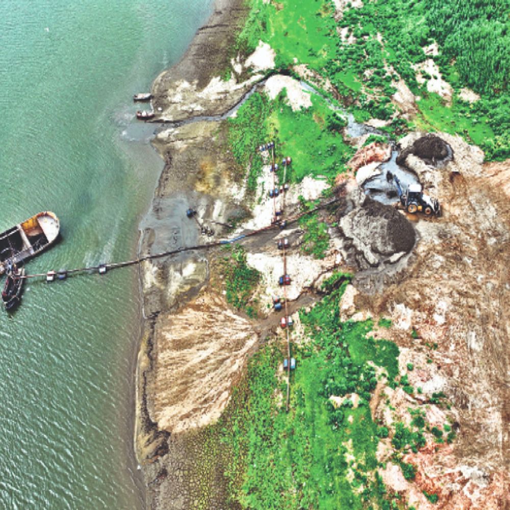 राजस्थान-गुजरात सीमा पर माही-मोरन नदी में माफिया राज:यहां लीज नहीं...नावों में हाई प्रेशर की मोटरें लगाकर पानी से बजरी निकाल रहे, रोज 500 टन गुजरात-एमपी तस्करी