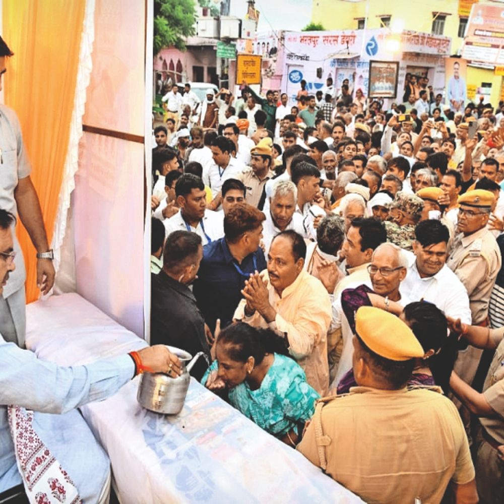 पूंछरी का लौठा पहुंचे सीएम:भजनलाल शर्मा ने सपत्नीक लगाई श्रीनाथ जी की ढोक भंडारे में श्रद्धालुओं को प्याऊ पर पिलाया पानी