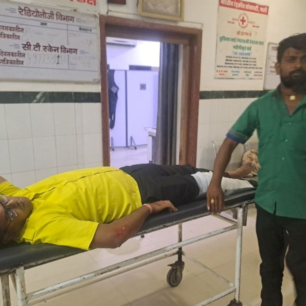 पाली में सड़क हादसे में 2 टोलकर्मी घायल:सड़क पर पड़े टायर से टकराई बाइक, नीचे गिर हुए घायल