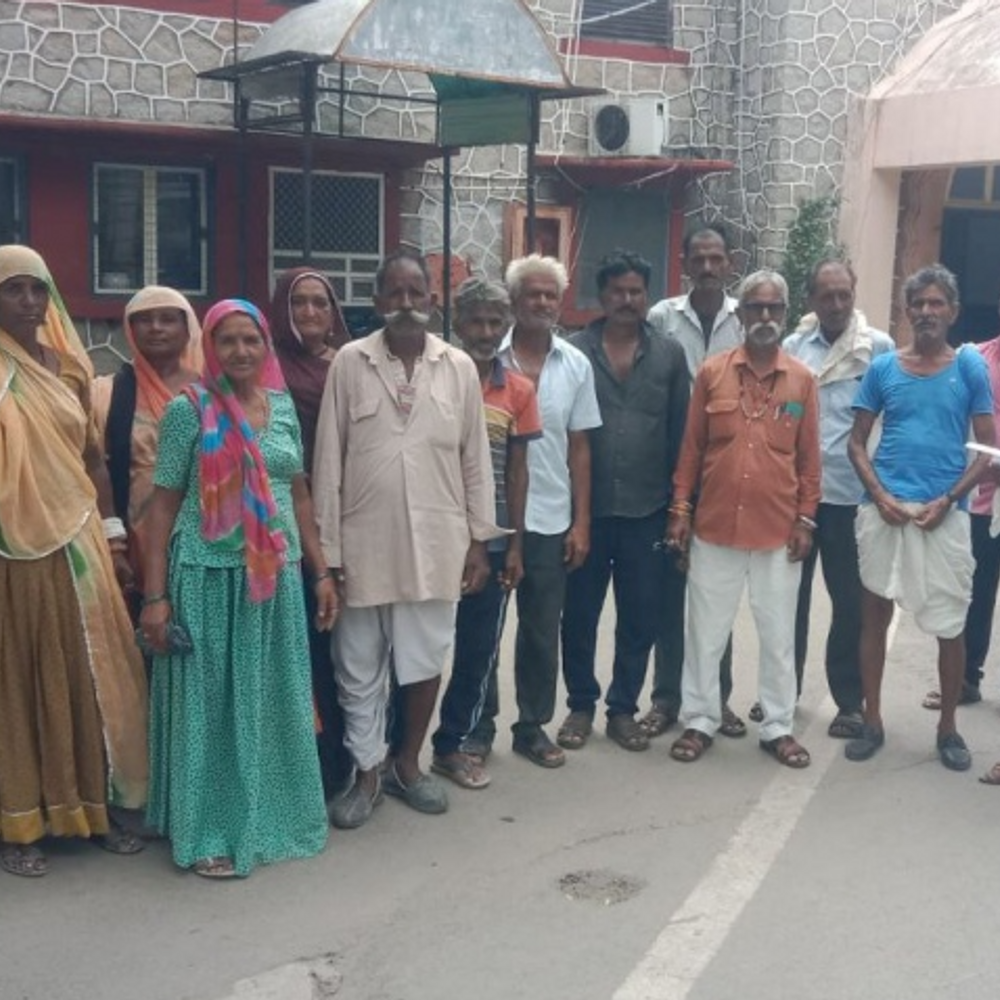 जिला कलेक्टर पाली से मिले अमरइंद्रा नगरवासी:बोले- ऊंचे हाई टेंशन टावर का काम रुकवाया जाए नहीं तो उन्हें नहीं मिलेंगे मकानों के पट्‌टे