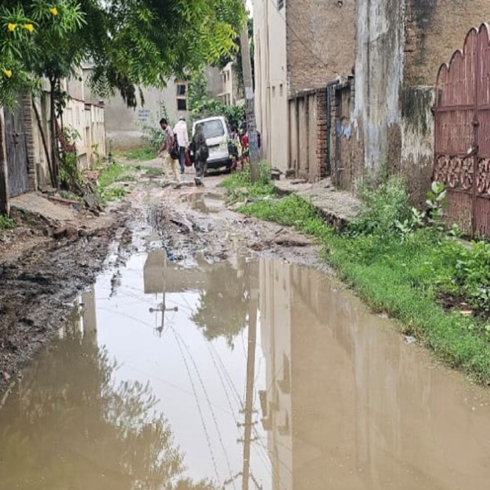 रात को अलवर शहर व सोडावास में 61 मिमी बारिश:शहर की सड़कें डूब गई, कच्ची कॉलोनियों से निकल नहीं सके लोग