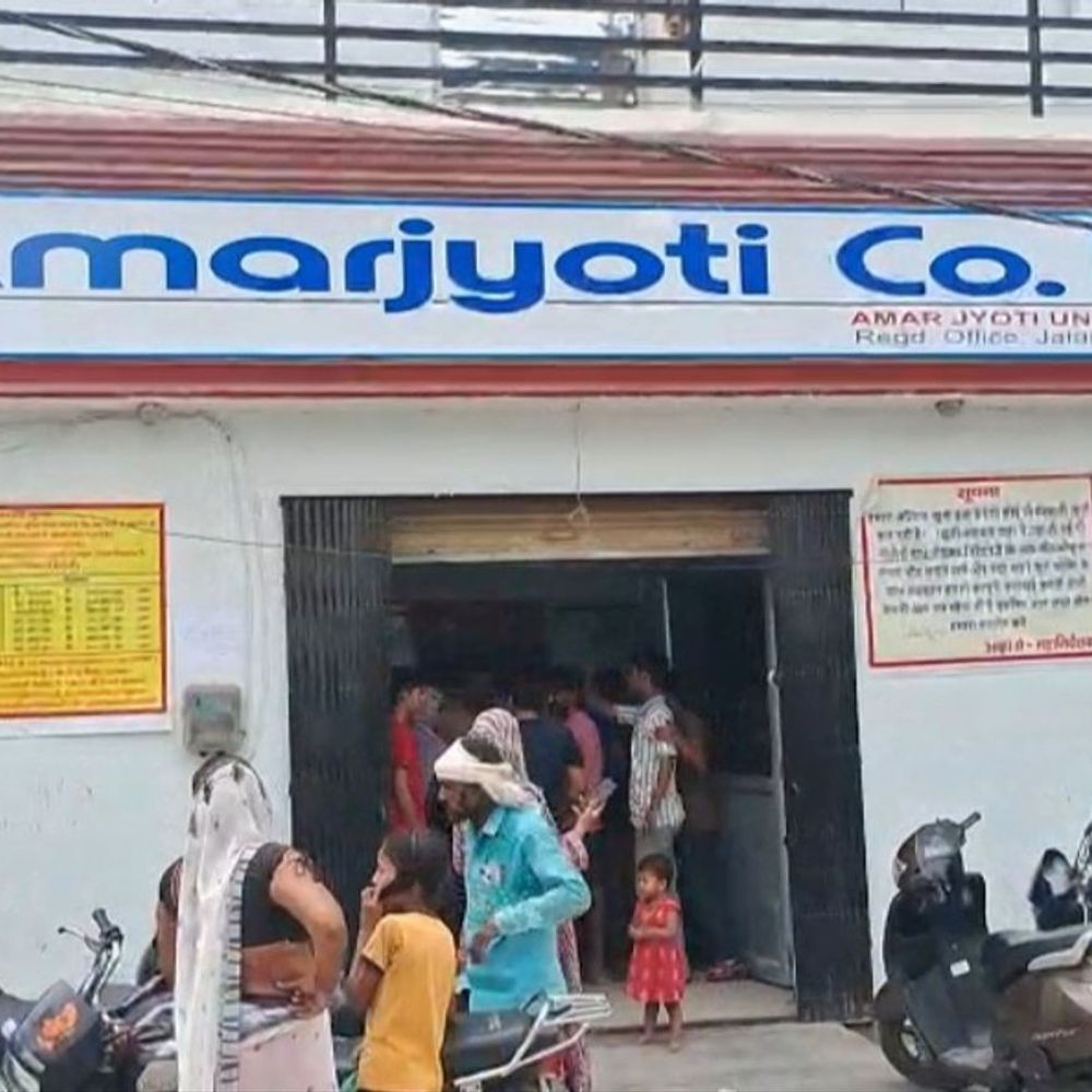 बदायूं में निवेश के नाम पर करोड़ों की धोखाधड़ी:कंपनी मालिक और भाई फरार, 1.15 करोड़ रुपए फ्रीज