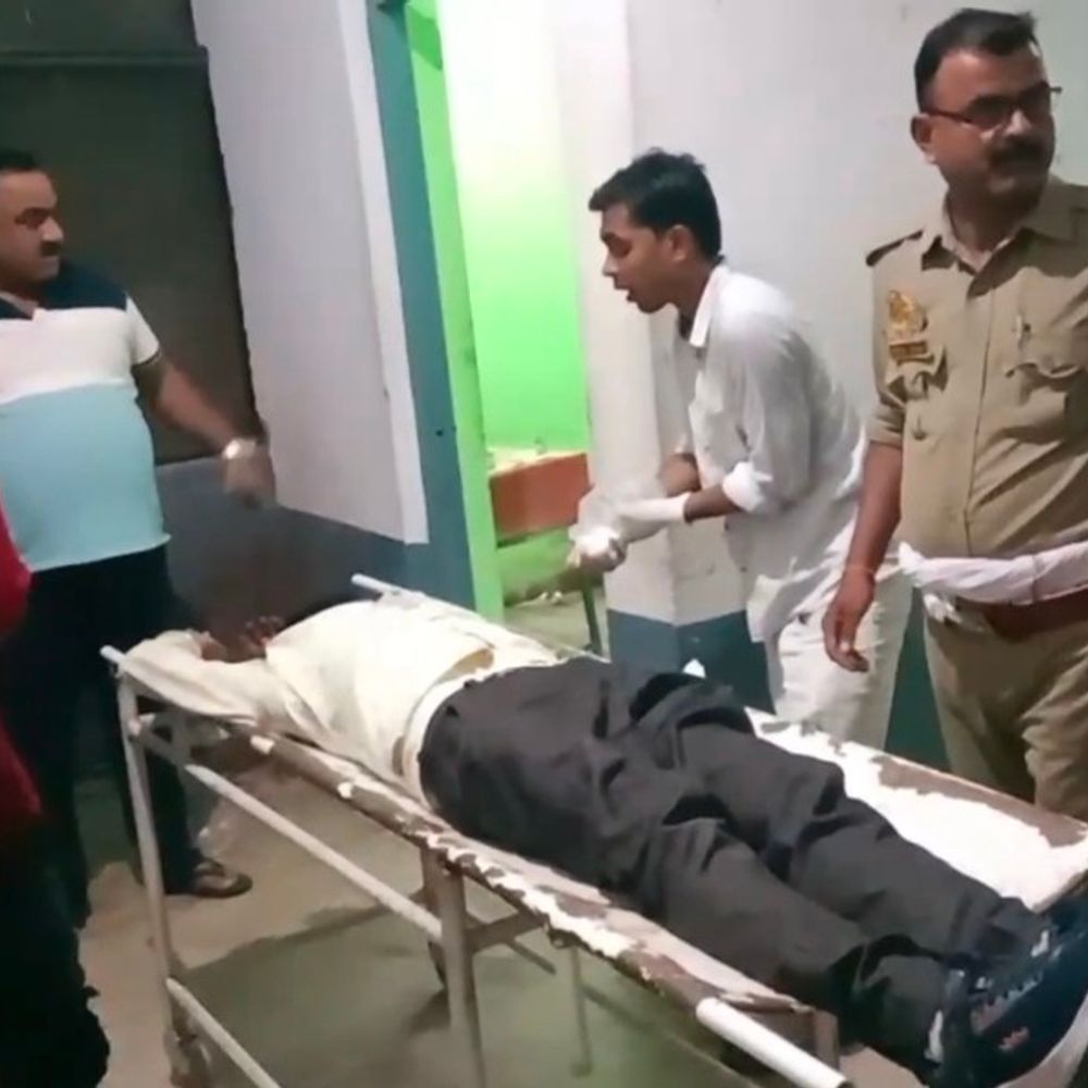 अमेठी में रोडवेज बस और कार की टक्कर:हादसे में दो युवक घायल, जिला अस्पताल रेफर, चालक हिरासत में