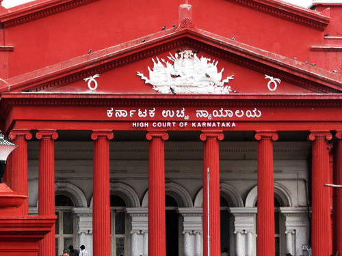 कर्नाटक हाईकोर्ट- कन्नड़ अनिवार्य करने पर केंद्र-राज्य को नोटिस:3 हफ्ते में जवाब मांगा; 2023 में दायर याचिका में राज्य के तीन कानूनों को चुनौती