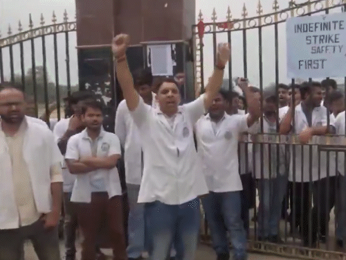 वेटरनरी ग्राउंड में फायरिंग के बाद छात्रों का प्रदर्शन:कैंपस में धरने पर बैठे स्टूडेंट्स, गोली लगने से घायल मयंक अस्पताल में भर्ती