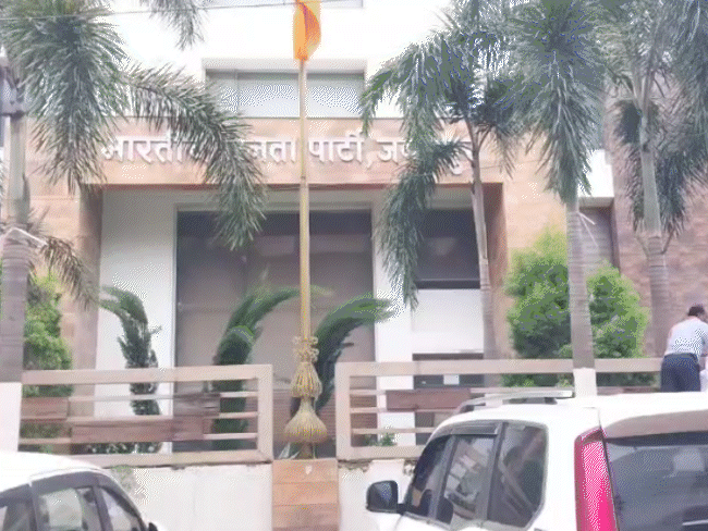 जबलपुर में भाजपा कार्यालय के बाहर लगे पोस्टर:लिखा- शिवराज, स्मृति, उमा कौन हैं?, शंख-घंटे भी बजे; सिहोरा को जिला बनाने की मांग