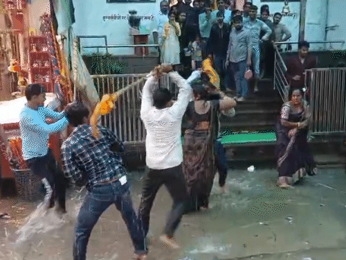 खाटूश्यामजी में दुकानदारों ने MP के श्रद्धालुओं को पीटा, VIDEO:बारिश से बचने दुकान में घुसा था परिवार; महिलाएं बोलीं- हमें बहुत मारा, मंगलसूत्र तोड़ा